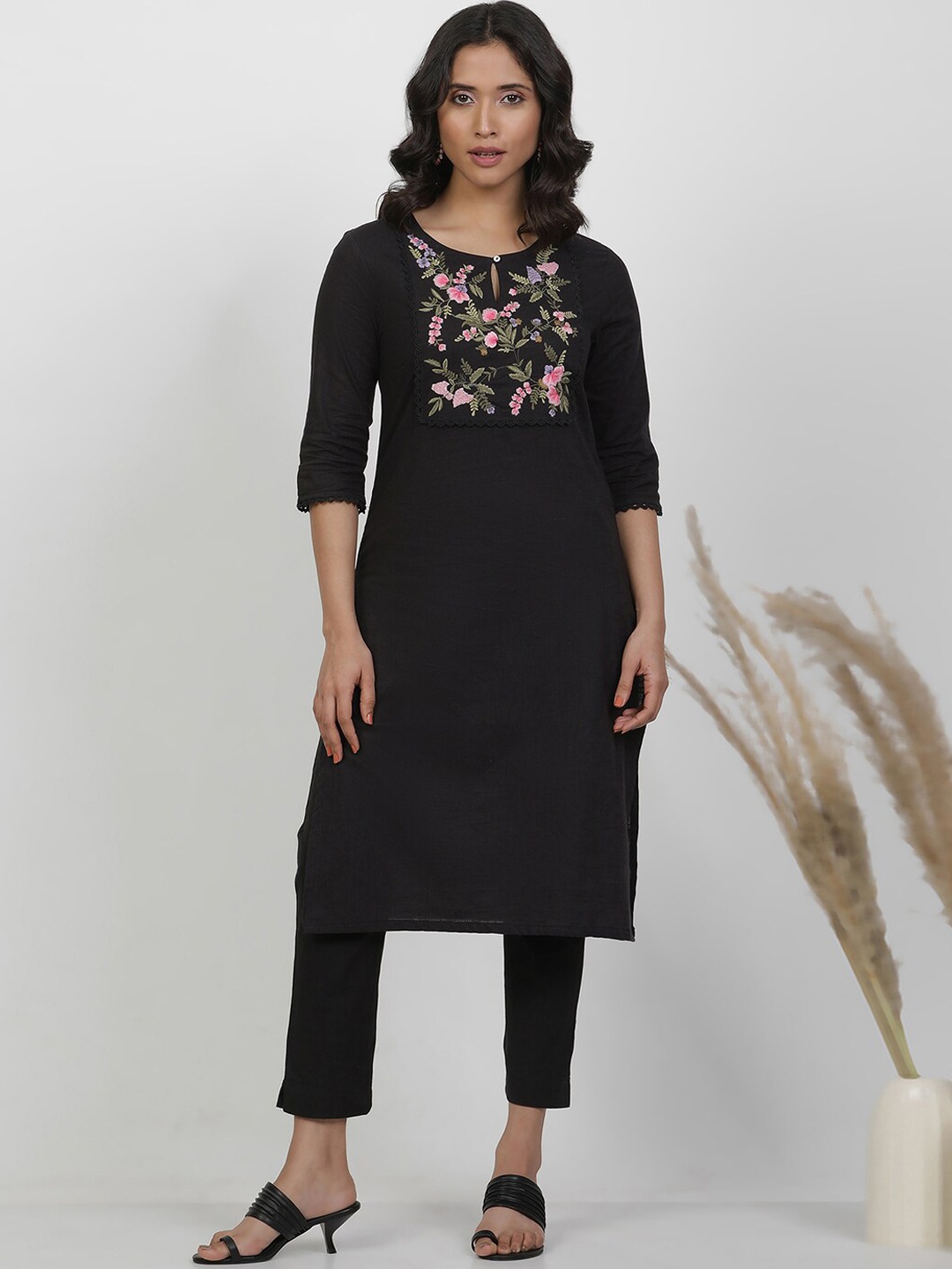 

W Key Hole Neck Floral Embroidered Thread Work Cotton Straight Kurta, Black