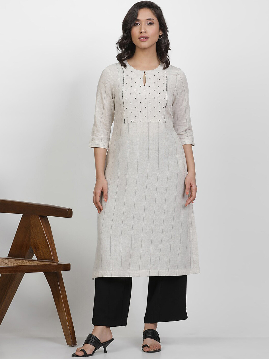 

W Geometric Yoke Design Thread Work Kurta, White