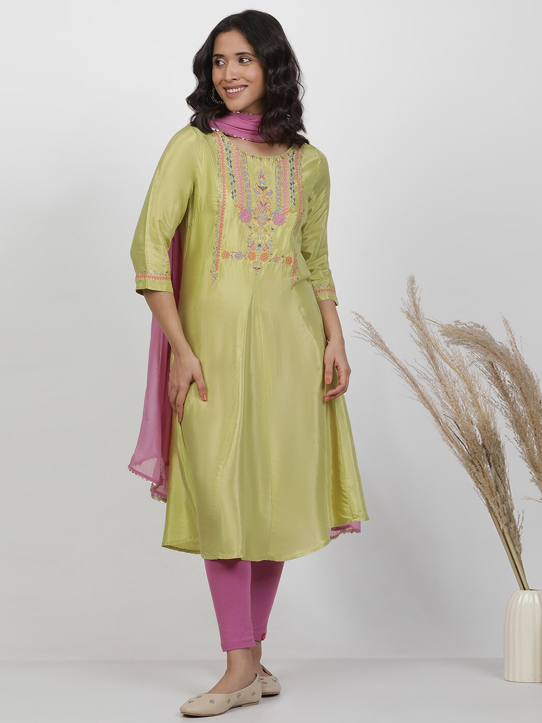 

W Floral Yoke Design Regular Thread Work Kurta With Dupatta, Green