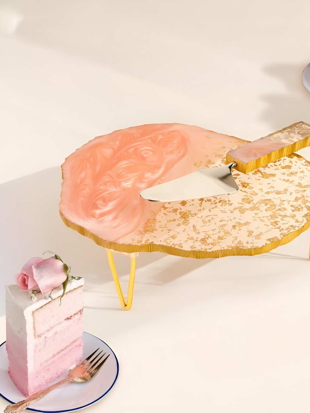 

THE HOME CO. Pink 3 Pieces Printed Resin Cake Stand With Gold Glitter & Picker