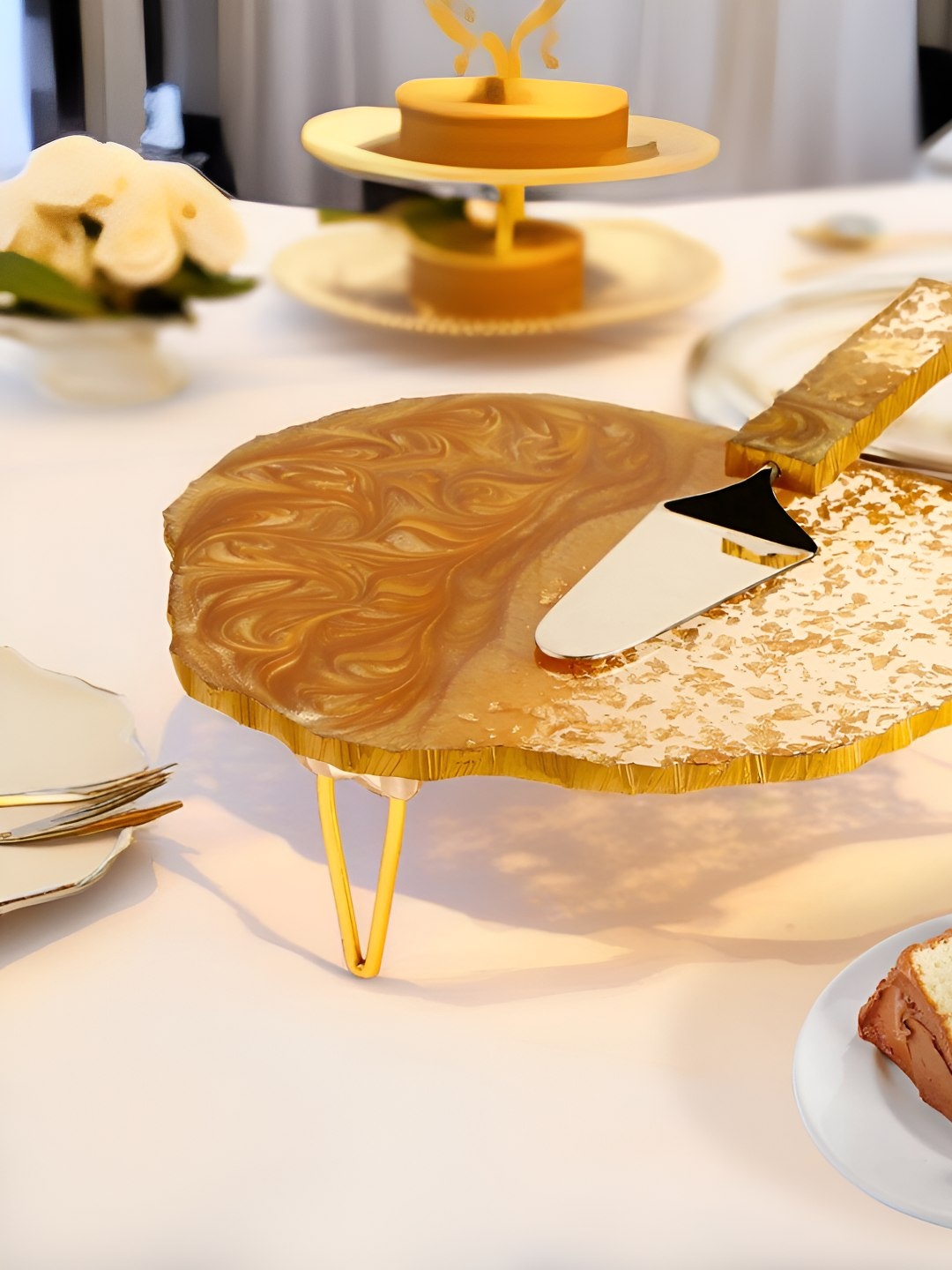 

THE HOME CO. 2-Pcs Abstract Shape Cake Stand With Picker, Gold