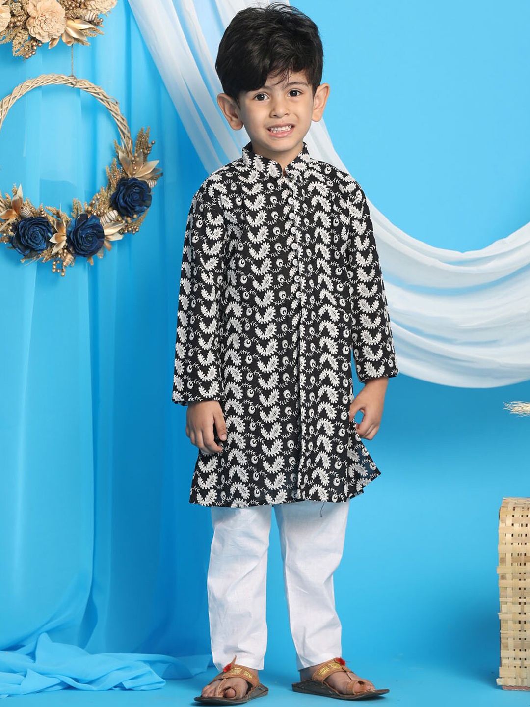 

VASTRAMAY Boys Ethnic Motifs Embroidered Chikankari Pure Cotton Kurta with Pyjamas, Black