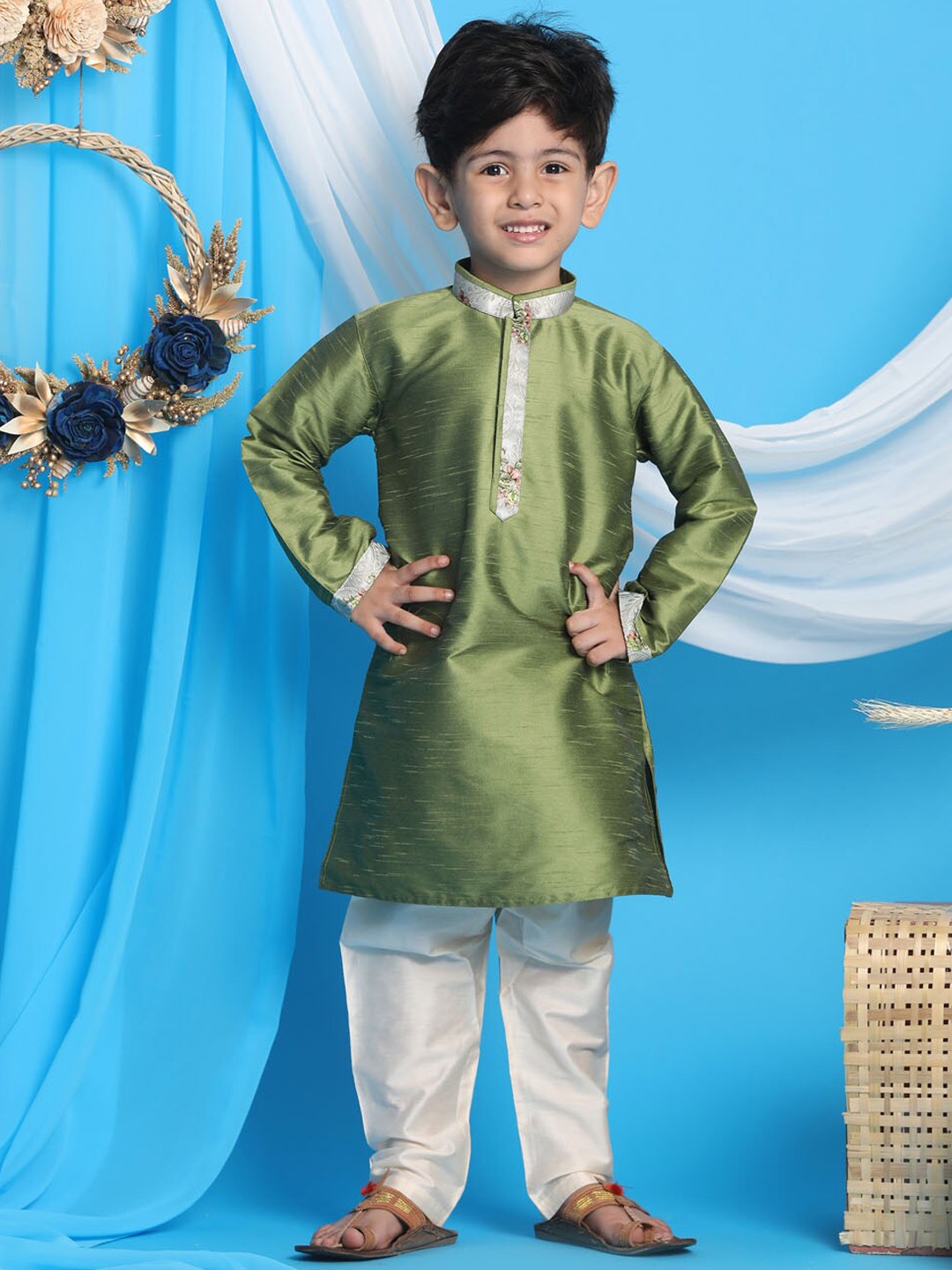 

VASTRAMAY Boys Mandarin Collar Long Sleeves Cotton Silk Kurta With Pyjamas, Green