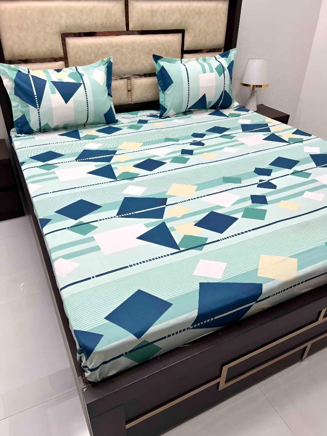 

Pure Decor Green & White Geometric Cotton 380 TC King Bedsheet with 2 Pillow Covers