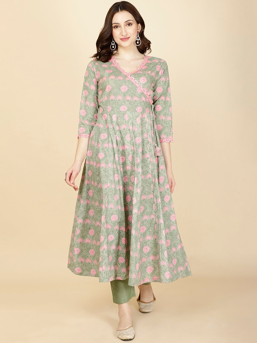 

Meena Bazaar Floral Printed V-Neck Three-Quarter Sleeves Kurta with Trousers, Green