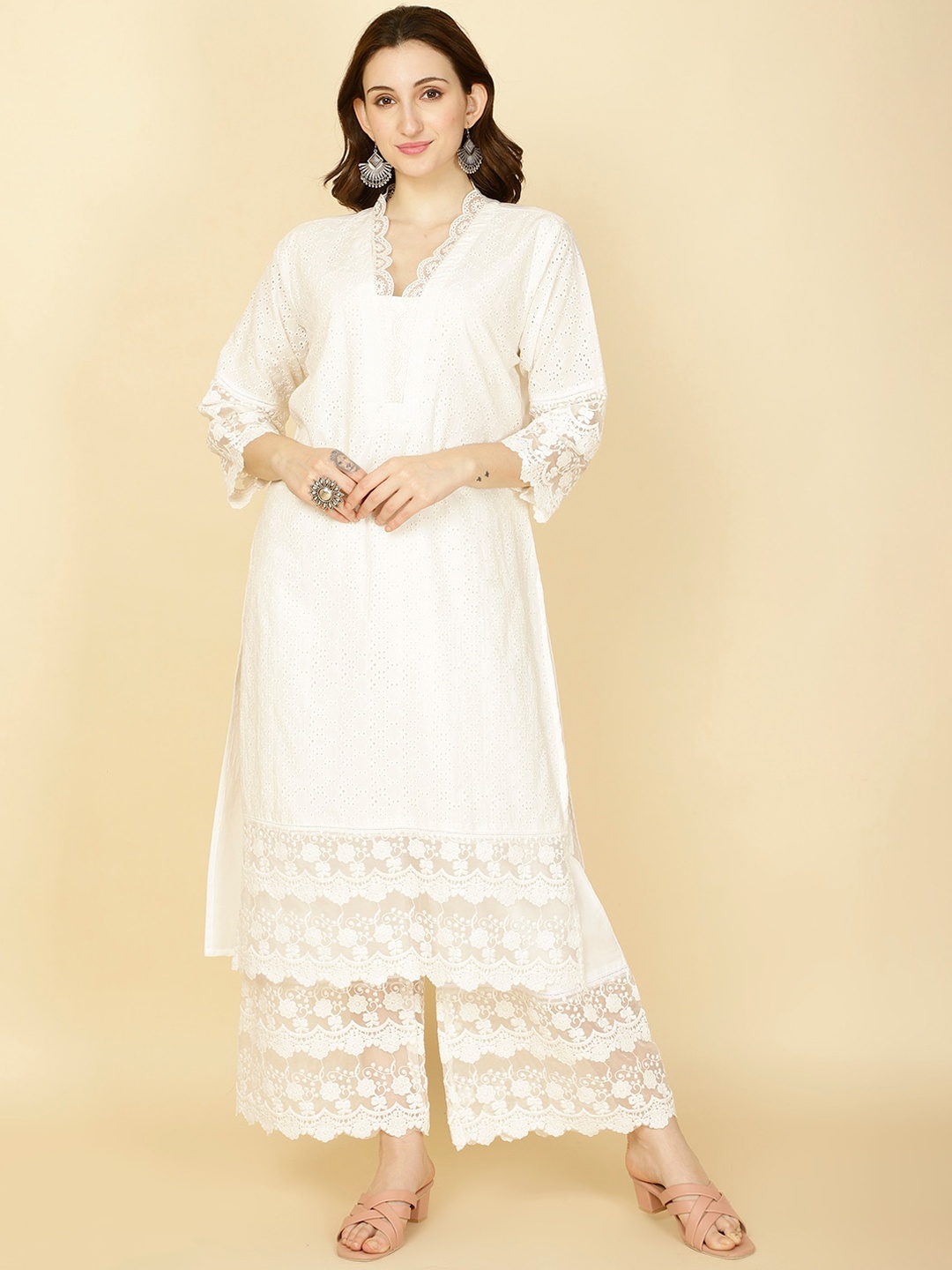 

Meena Bazaar Floral Embroidered V-Neck Thread Work Straight Kurta With Trousers, White