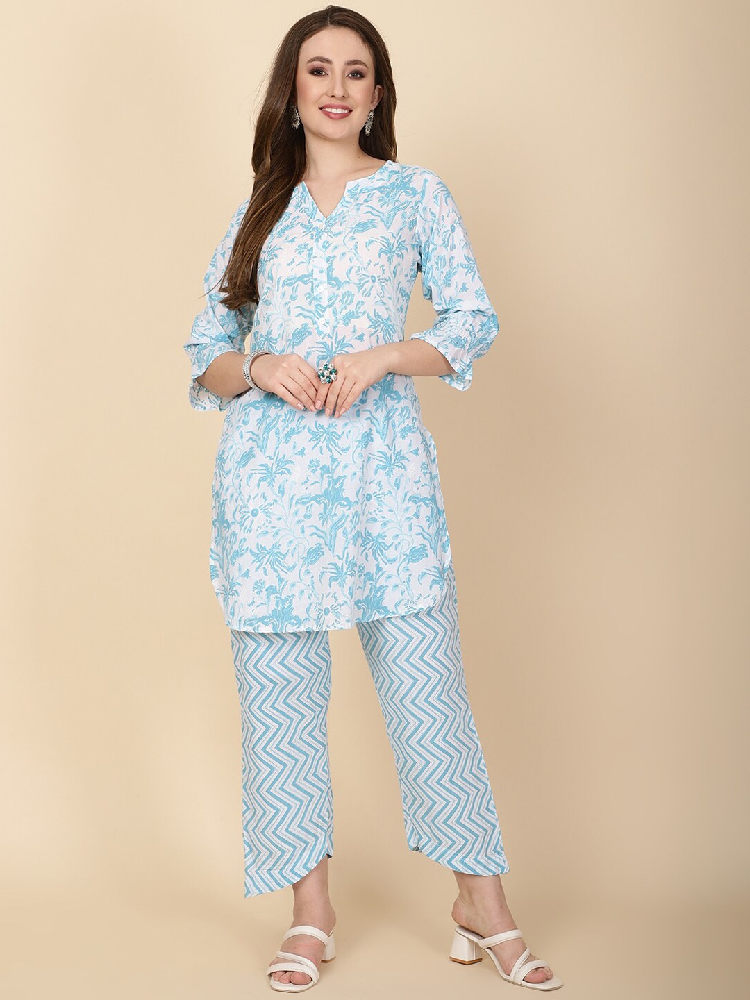 

Meena Bazaar Floral Printed Regular Straight Kurti With Trousers, Blue