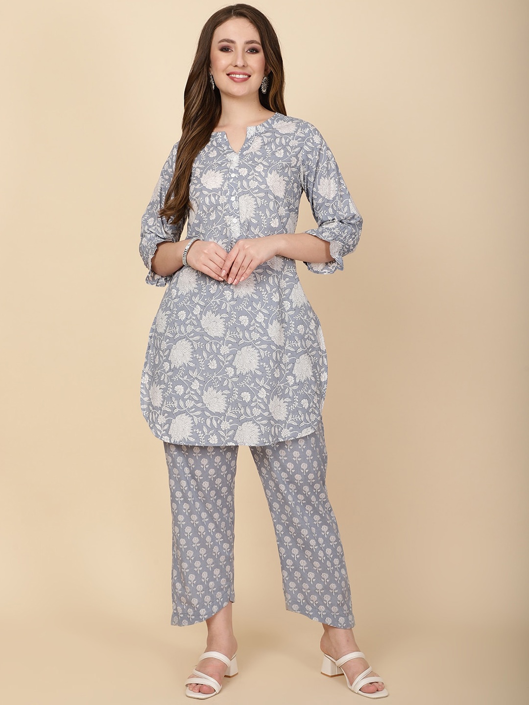 

Meena Bazaar Floral Printed Bell Sleeves Regular Straight Kurti With Trousers, Grey