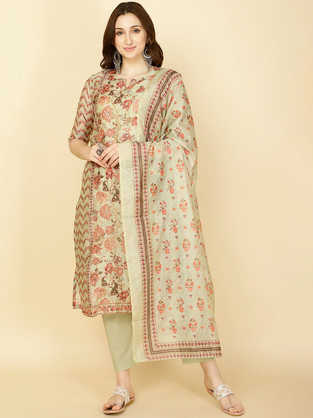 

Meena Bazaar Floral Printed Round Neck Three-Quarter Sleeves Kurta Set, Green