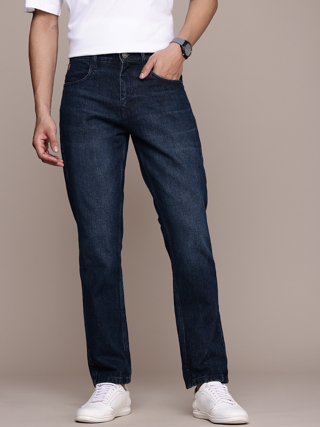 

WROGN Men Pure Cotton Relaxed Fit Light Fade Jeans, Blue