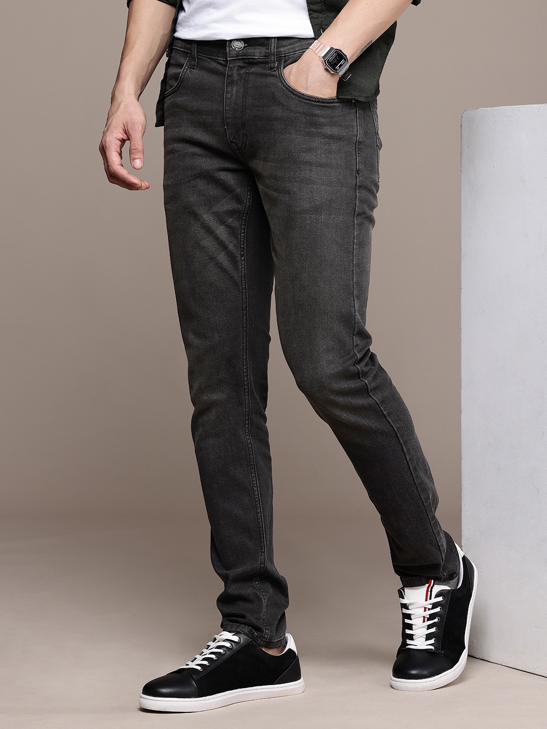 

WROGN Men Skinny Fit Light Fade Stretchable Jeans, Charcoal