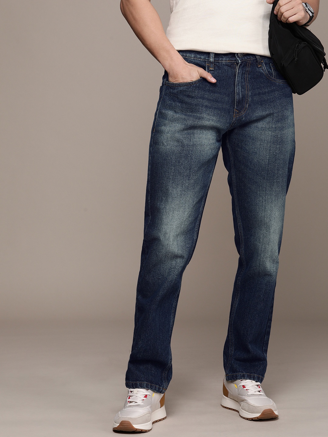 

WROGN Men Pure Cotton Relaxed Fit Heavy Fade Jeans, Blue