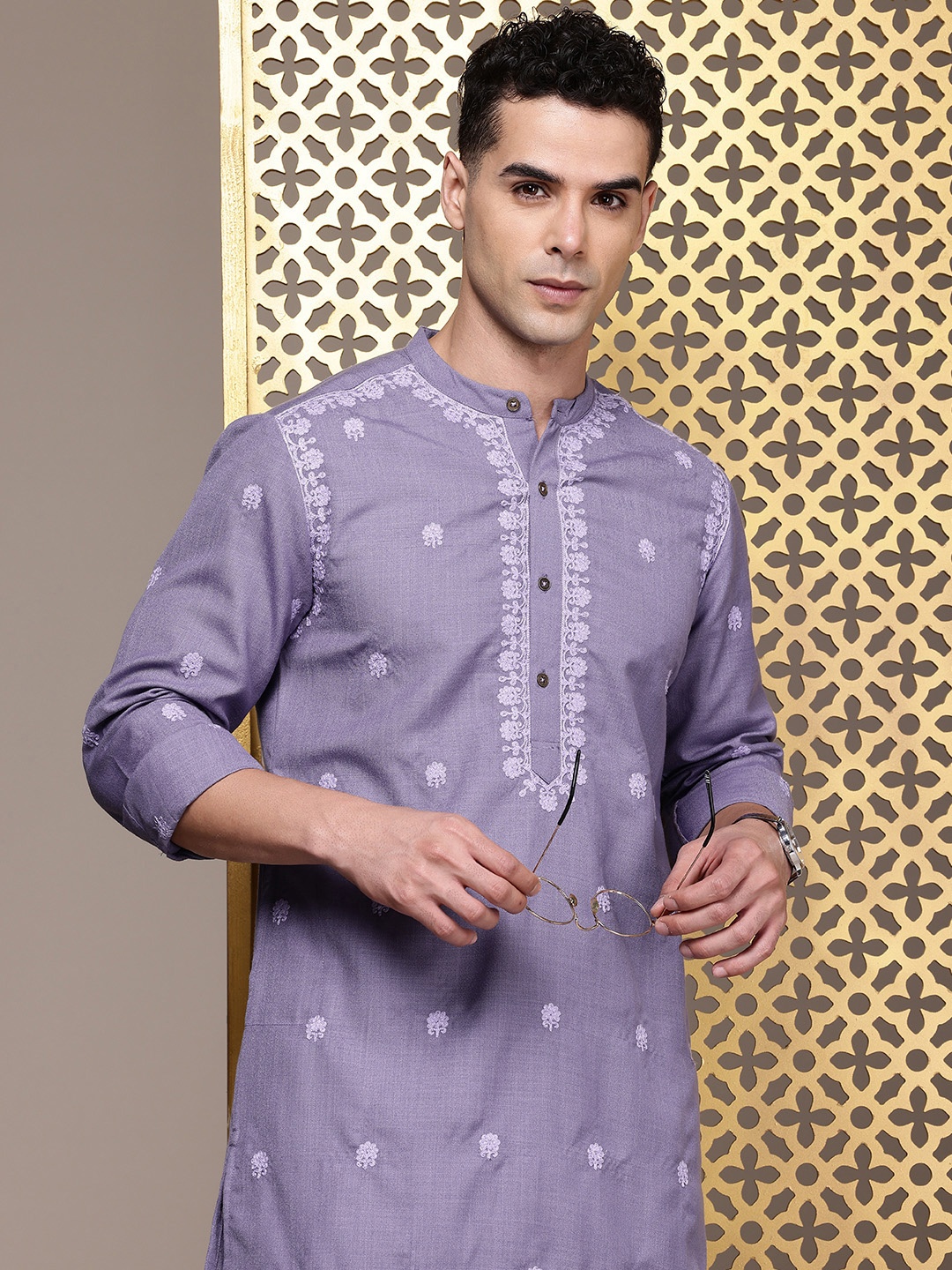 

House of Pataudi Men Jashn Embroidered Thread Work Kurta With Trousers, Violet