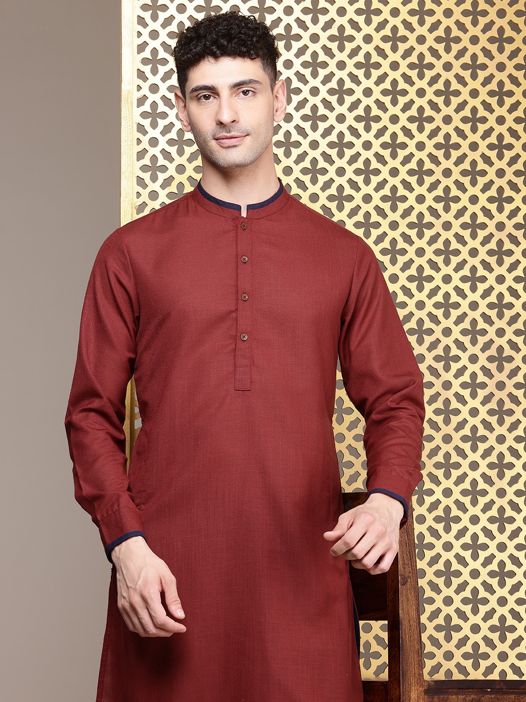 

House of Pataudi Mandarin Collar Jashn Kurta with Trousers, Maroon