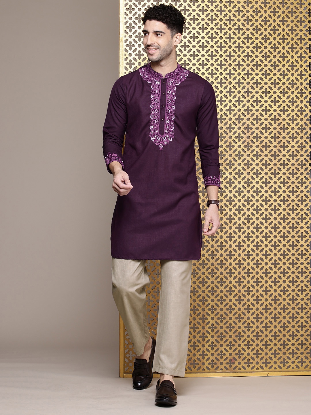 

House of Pataudi Floral Embroidered Mandarin Collar Jashn Kurta with Trousers, Purple