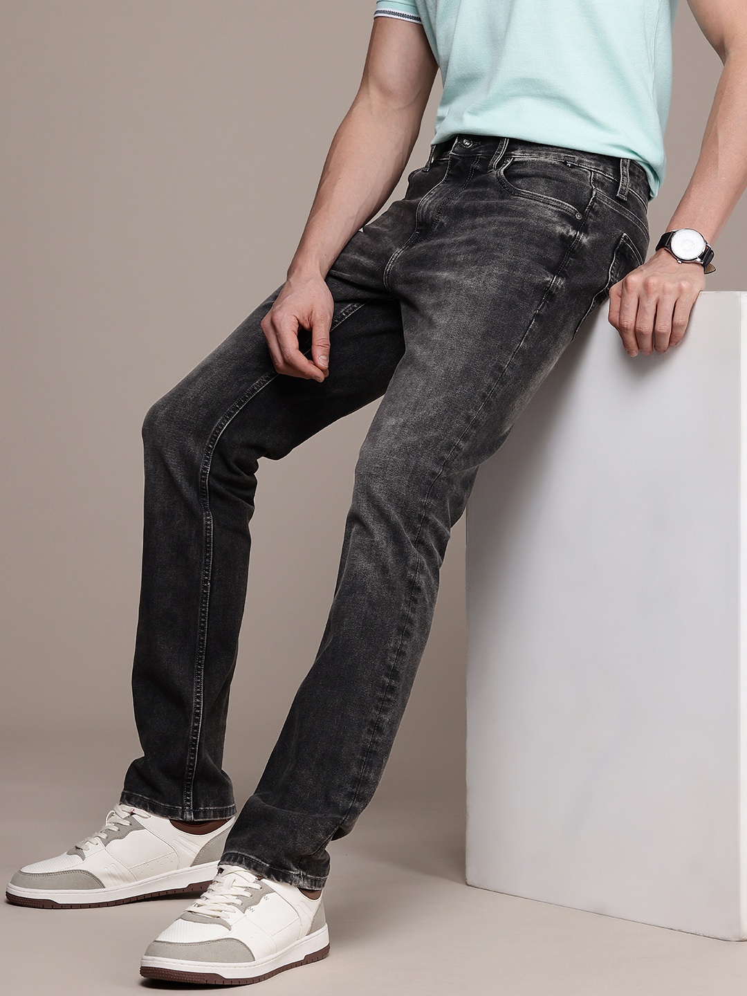 

Nautica Men Straight Fit Low-Rise Light Fade Stretchable Jeans, Grey