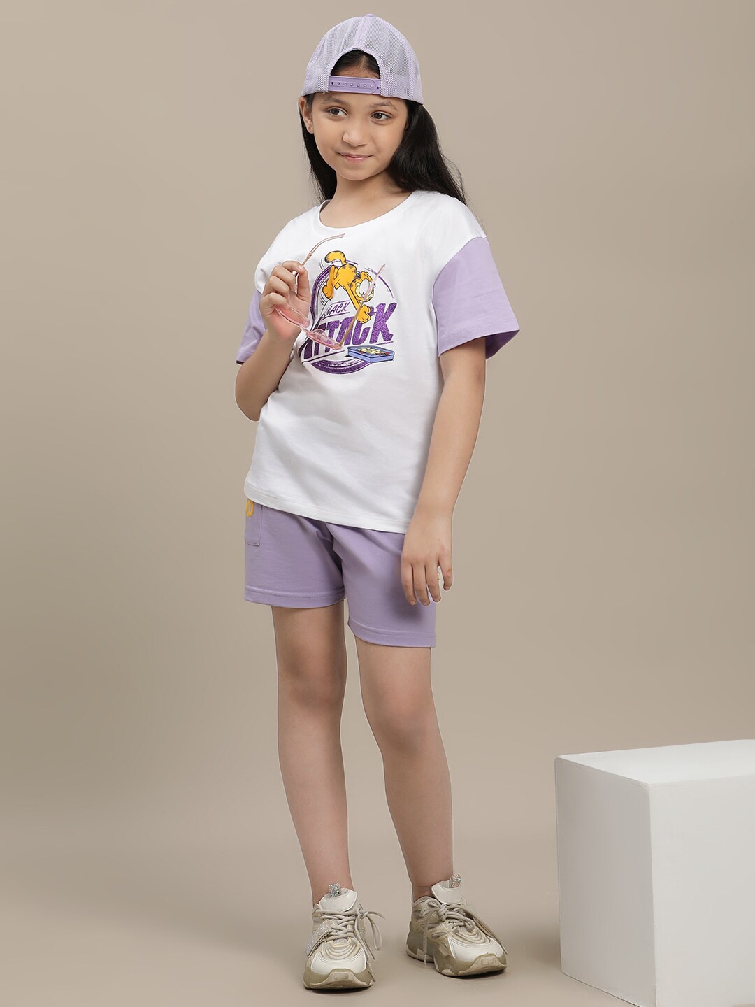 

Kids Ville Girls Garfield Printed T-Shirt With Shorts Clothing Set, White