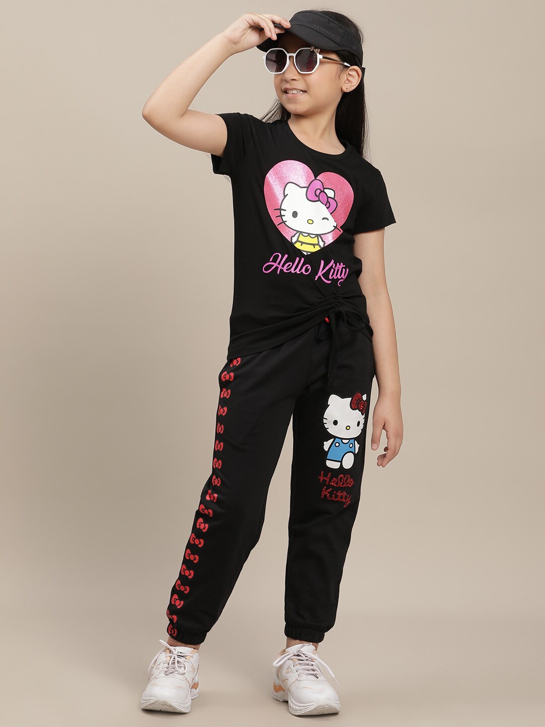 

Kids Ville Girls Hello Kitty Printed T-Shirt With Joggers Clothing Set, Black