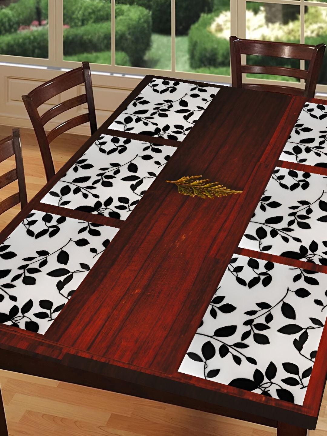 

REVEXO White & Black 6 Pieces Printed Rectangular Table Placemats