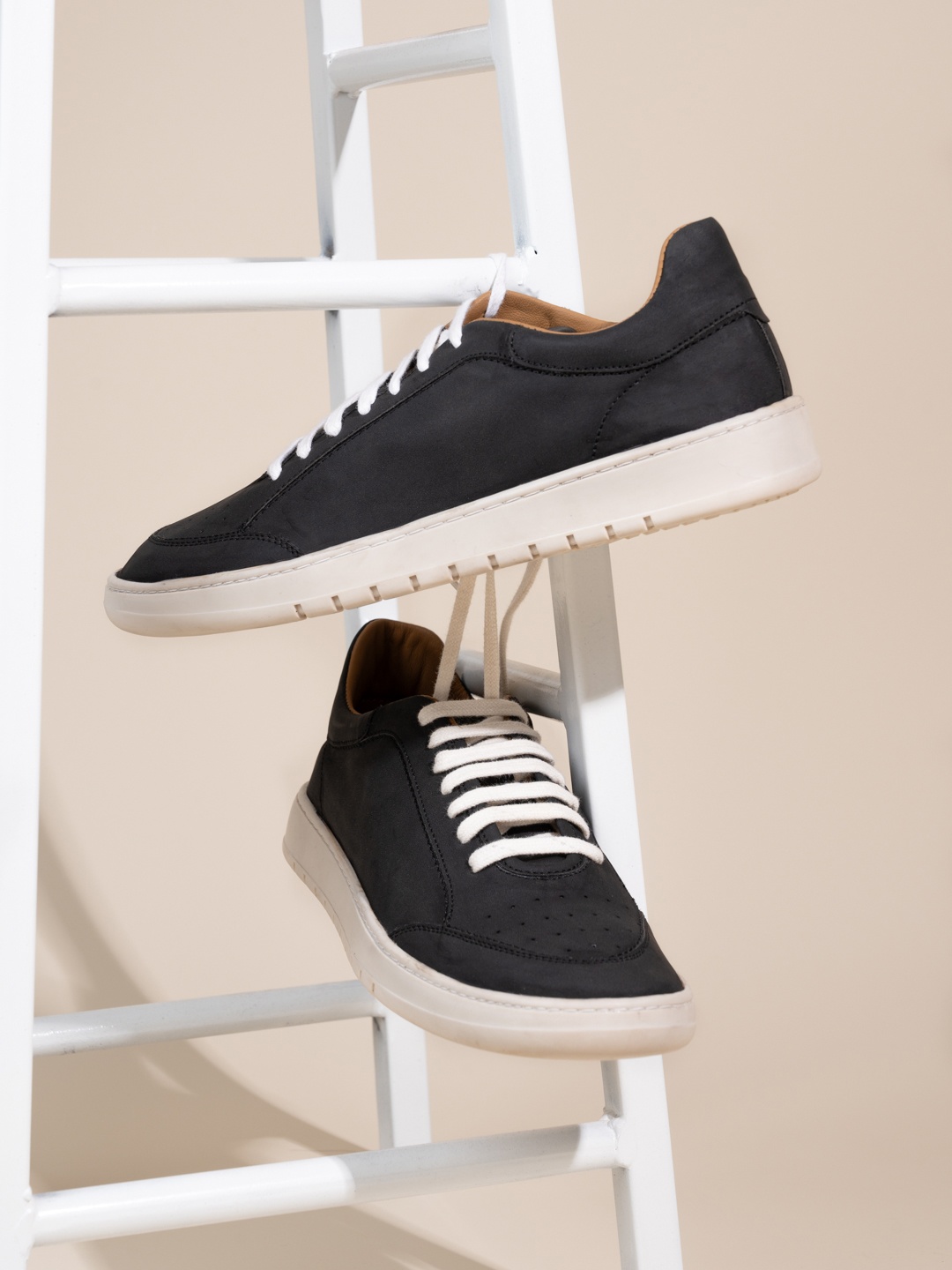 

Alberto Torresi Men Contrast Sole Lightweight Sneakers, Black