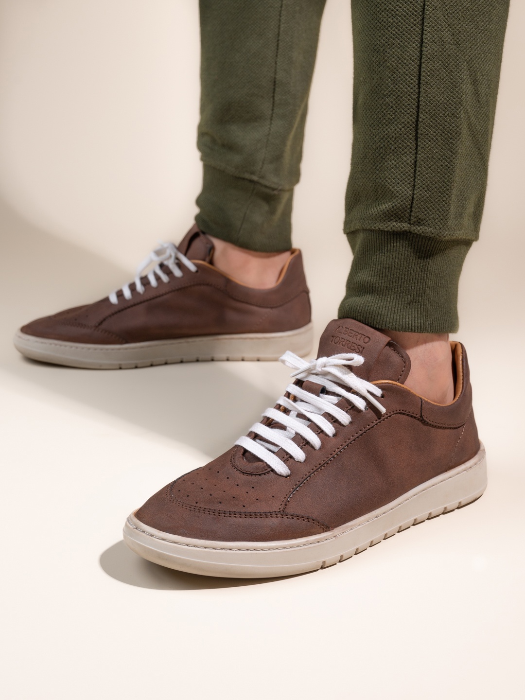 

Alberto Torresi Men Lightweight Contrast Sole Sneakers, Brown