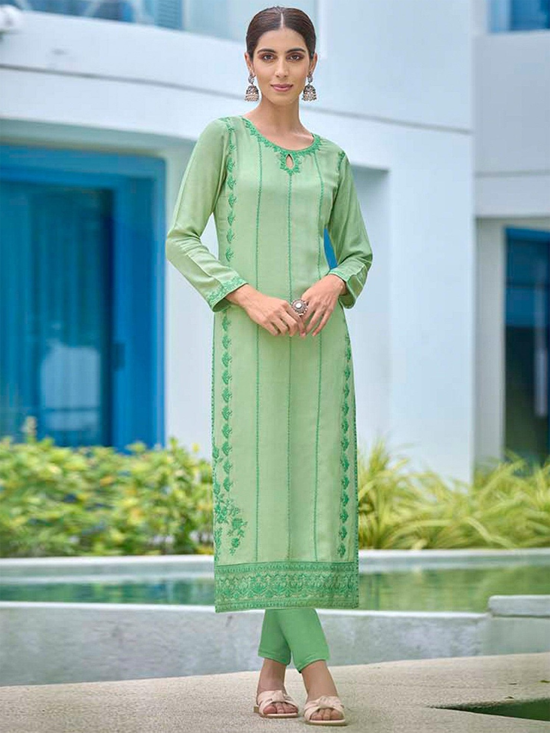 

Peachmode Embroidered Straight Kurta, Green
