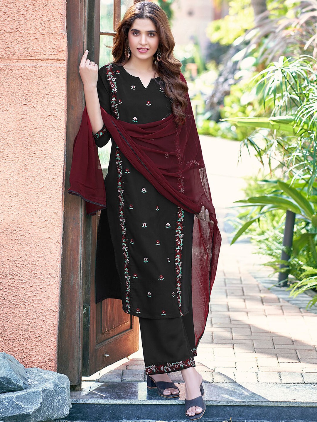 

SKYLEE Floral Embroidered Regular Thread Work Kurta With Trousers & Dupatta, Black