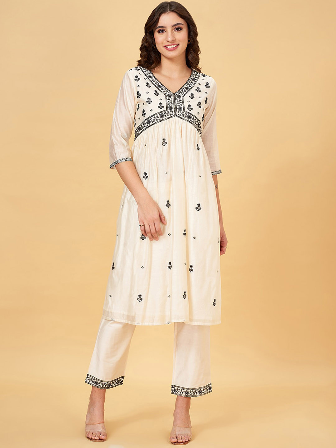 

RANGMANCH BY PANTALOONS Floral Embroidered Thread Work Pure Cotton Kurta With Trousers, Off white