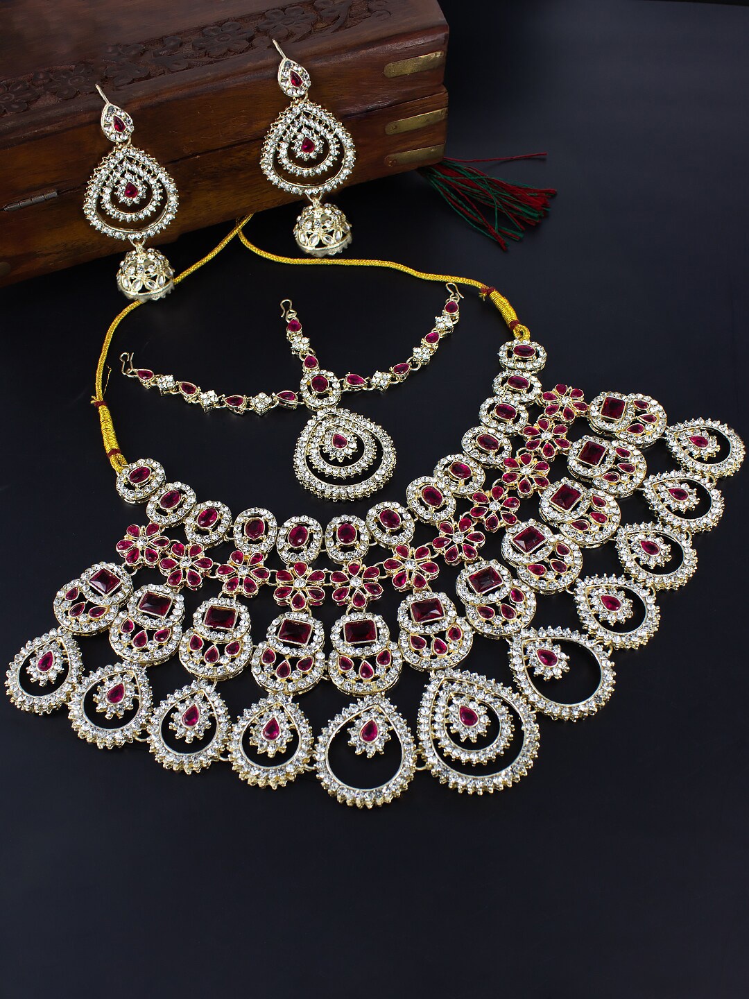 

PRIVIU Gold Plated Kundan & Crystals Studded Necklace And Earrings With Maang Tika