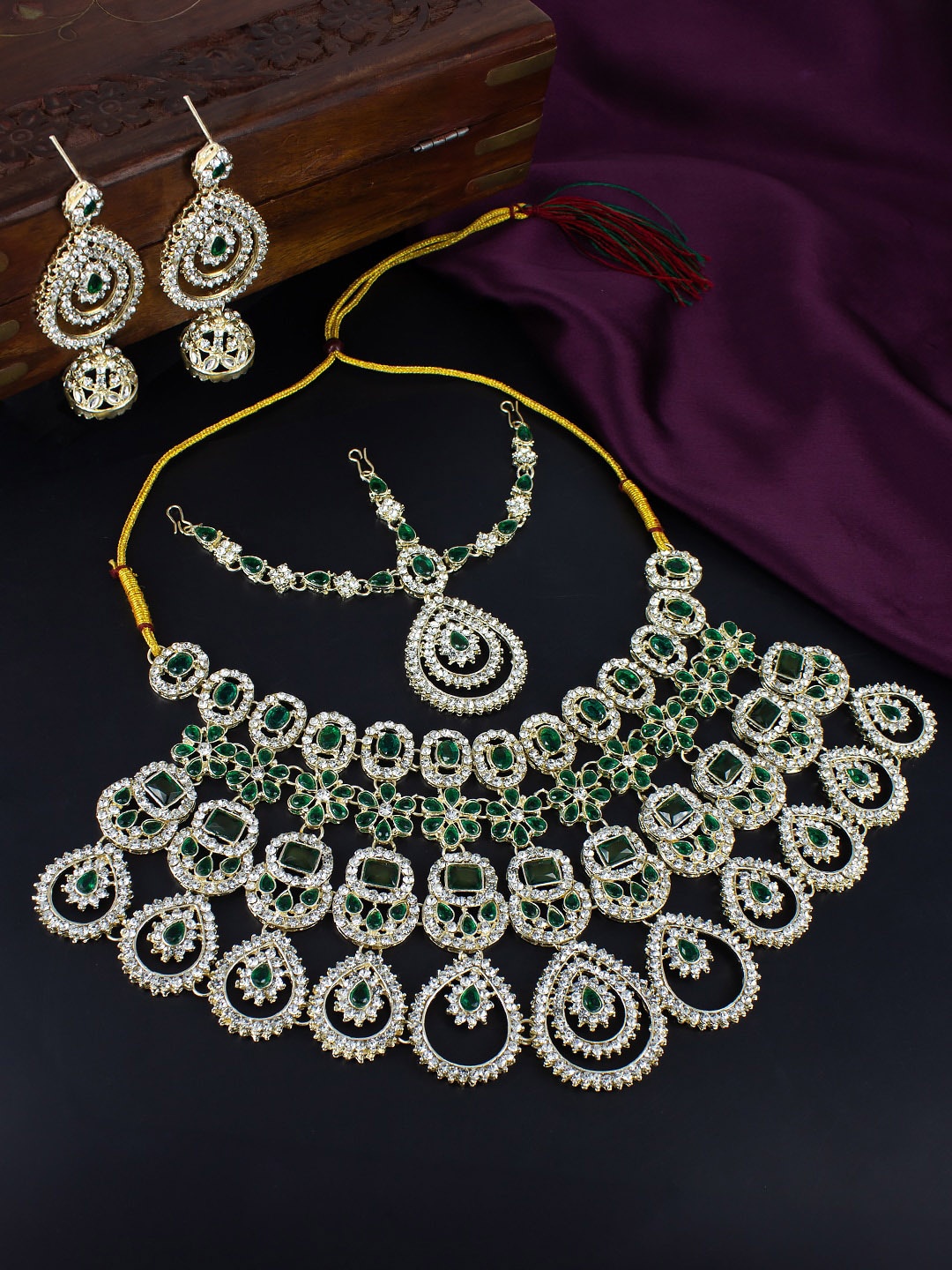 

PRIVIU Gold-Plated Kundan & Crystal Studded Necklace And Earrings With Maang Tika