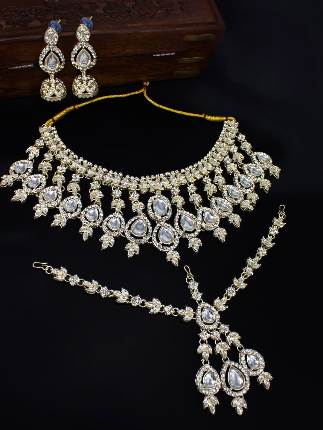 

PRIVIU Gold Plated Kundan & Crystals Studded Necklace And Earrings With Maang Tika