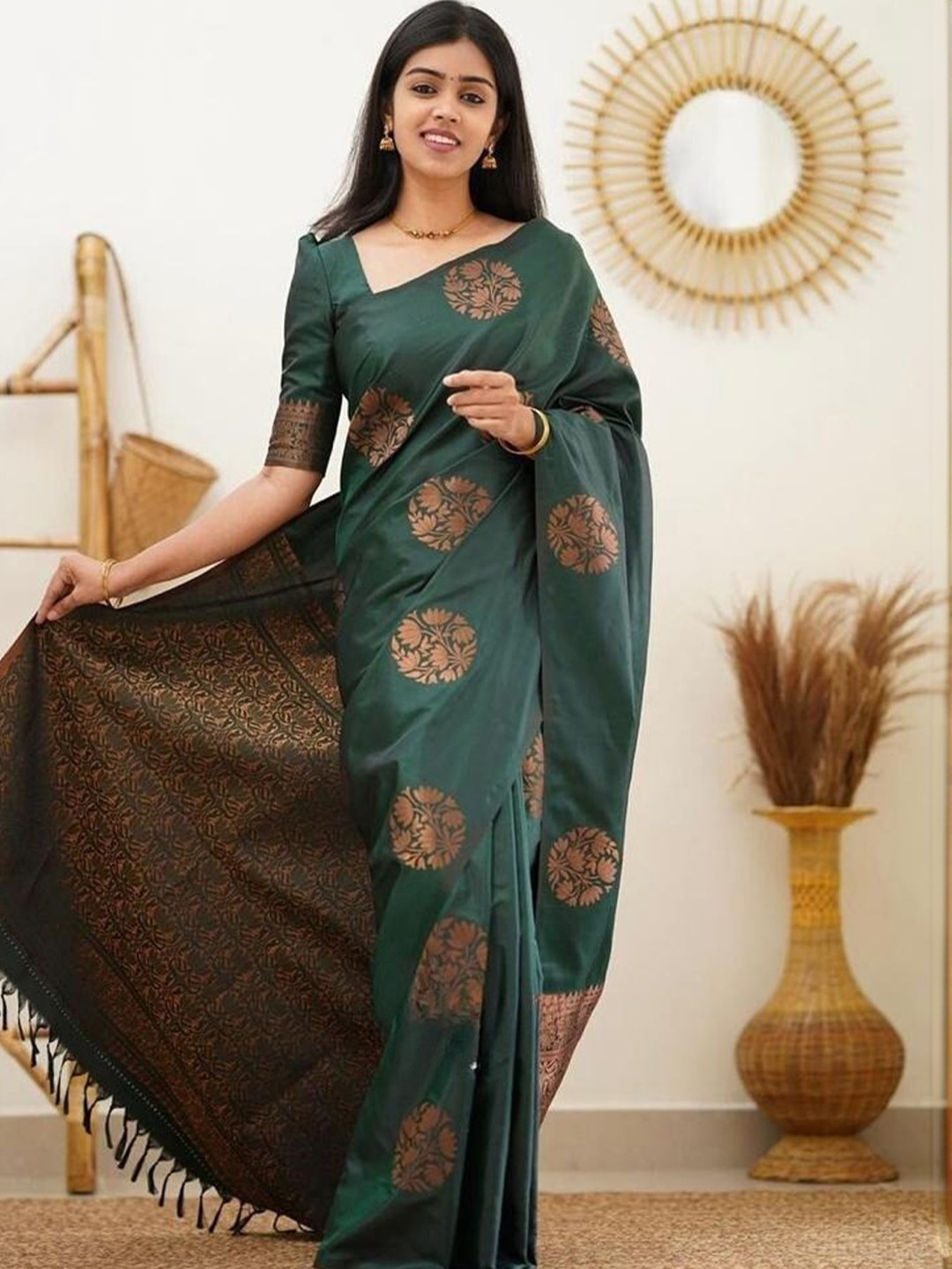 

Glorisa Ethnic Motifs Woven Design Zari Pure Silk Kanjeevaram Saree, Green