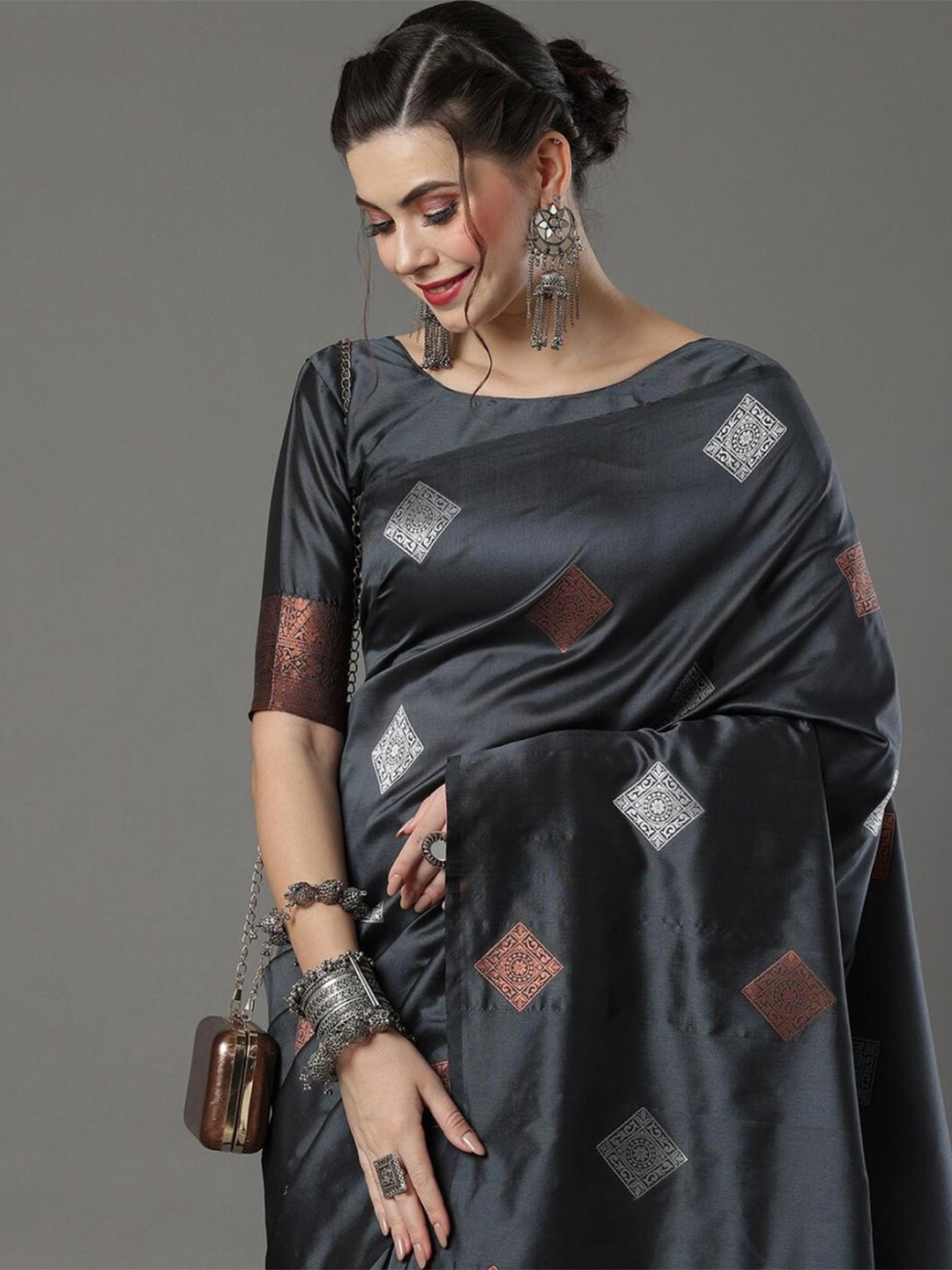 

Glorisa Ethnic Motifs Zari Pure Silk Kanjeevaram Saree, Black