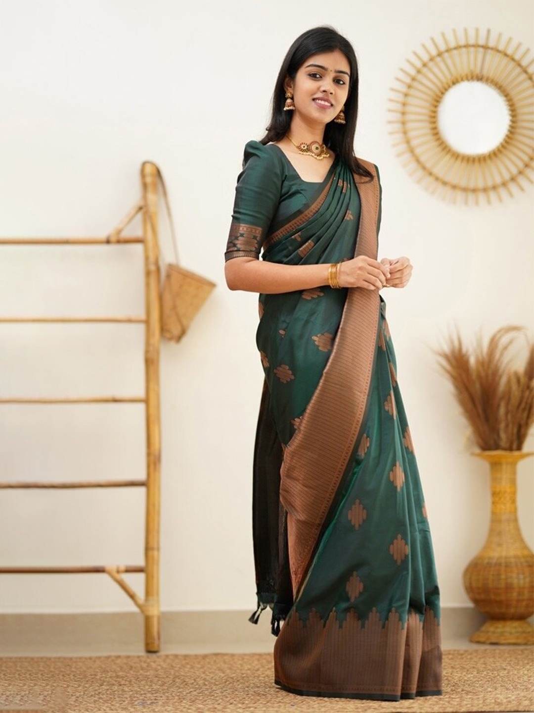 

Glorisa Ethnic Motif Woven Design Zari Pure Silk Kanjeevaram Saree, Green