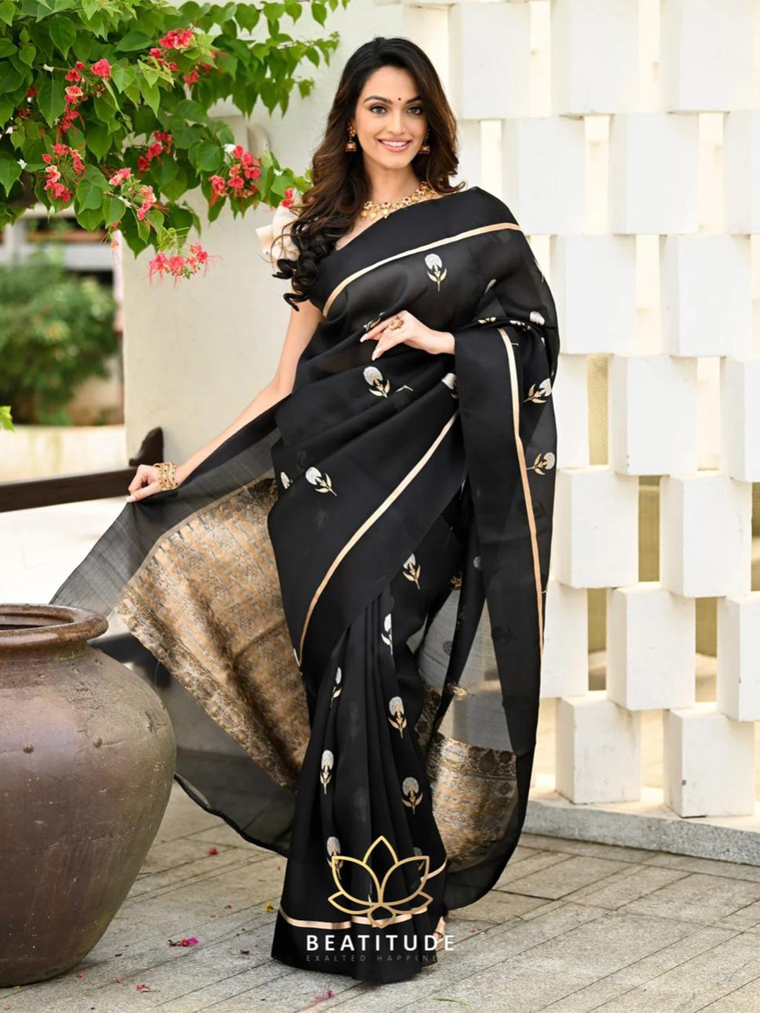 

Glorisa Floral Zari Woven Design Pure Silk Paithani Saree, Black