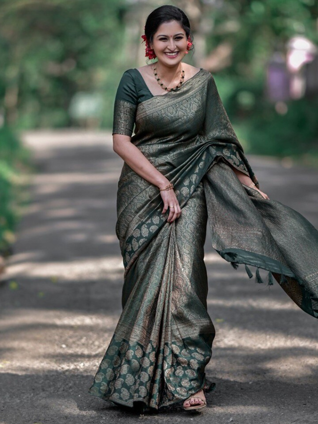 

Glorisa Ethnic Motifs Woven Design Pure Silk Kanjeevaram Saree, Green