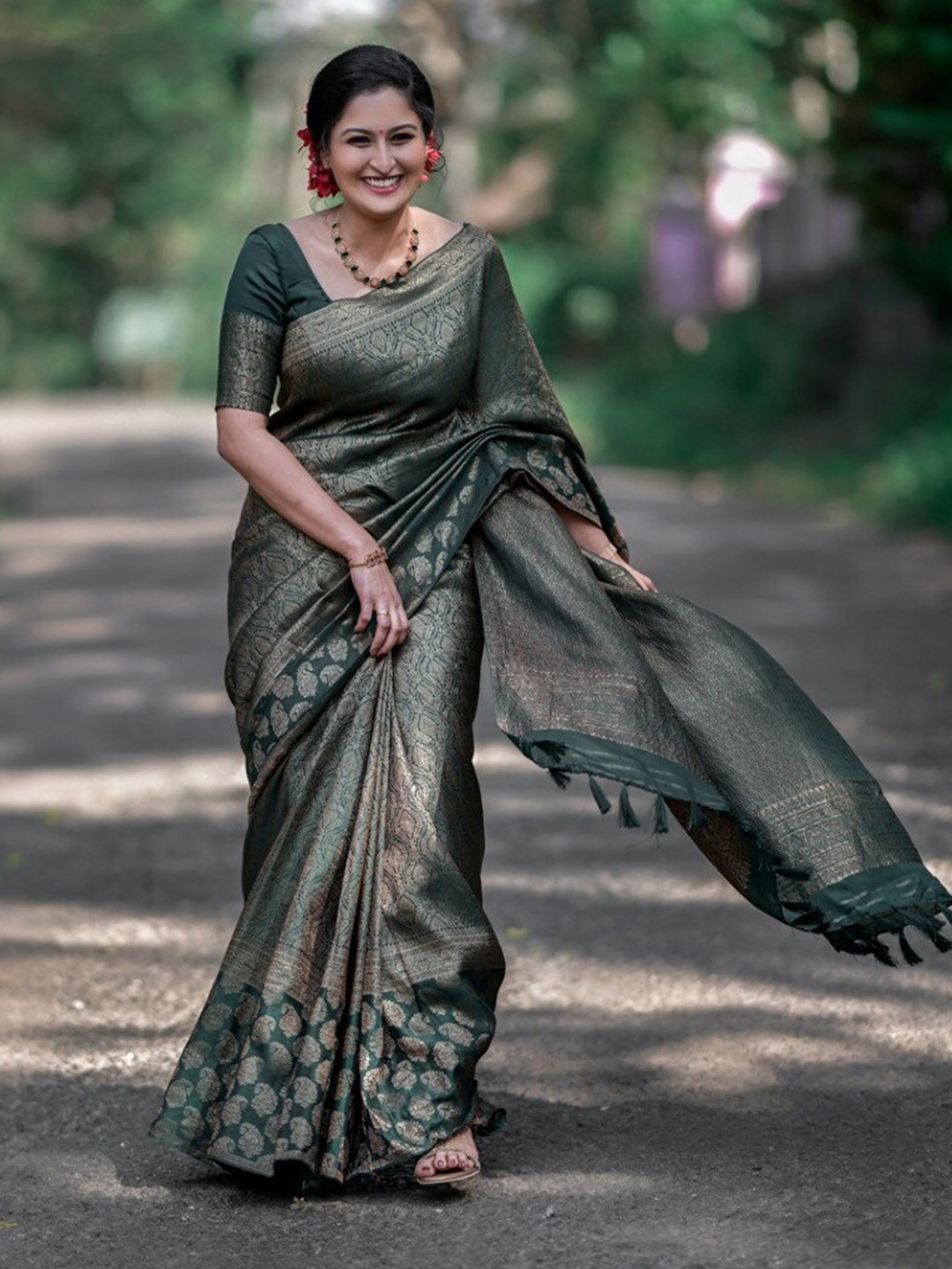 

Glorisa Ethnic Motifs Woven Design Zari Pure Silk Kanjeevaram Saree, Green