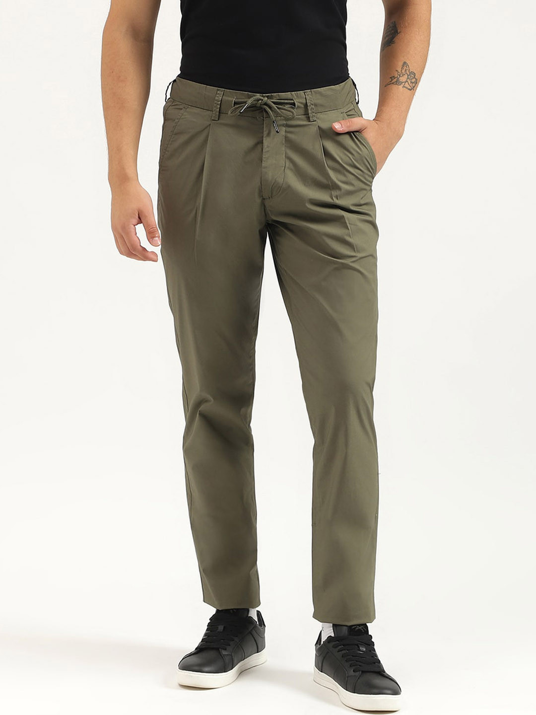 

United Colors of Benetton Men Pleated Relaxed Fit Mid-Rise Chinos Trousers, Green