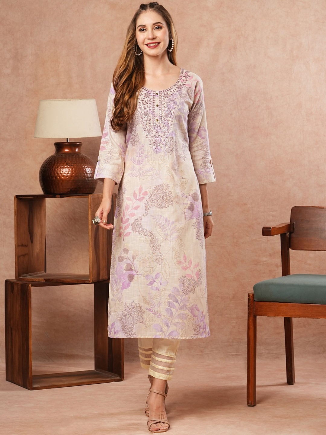 

FASHOR Floral Embroidered Round Neck Three-Quarter Sleeves Straight Kurta, Off white