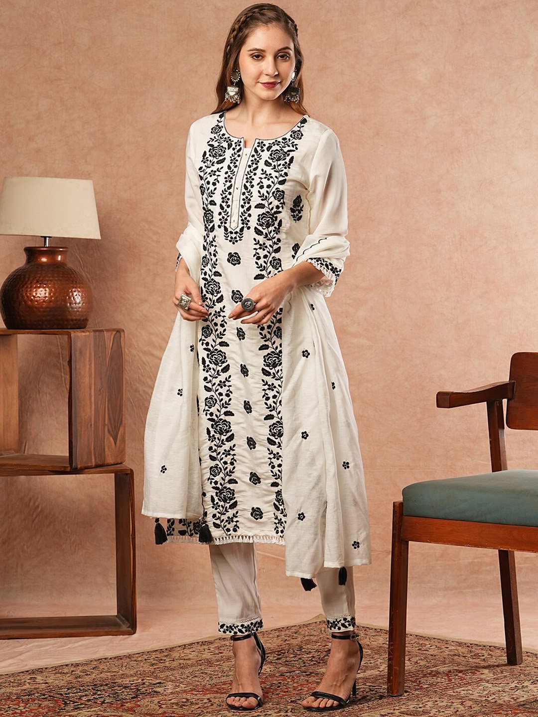 

FASHOR Floral Embroidered Thread Work Straight Kurta With Trouser & Dupatta, White