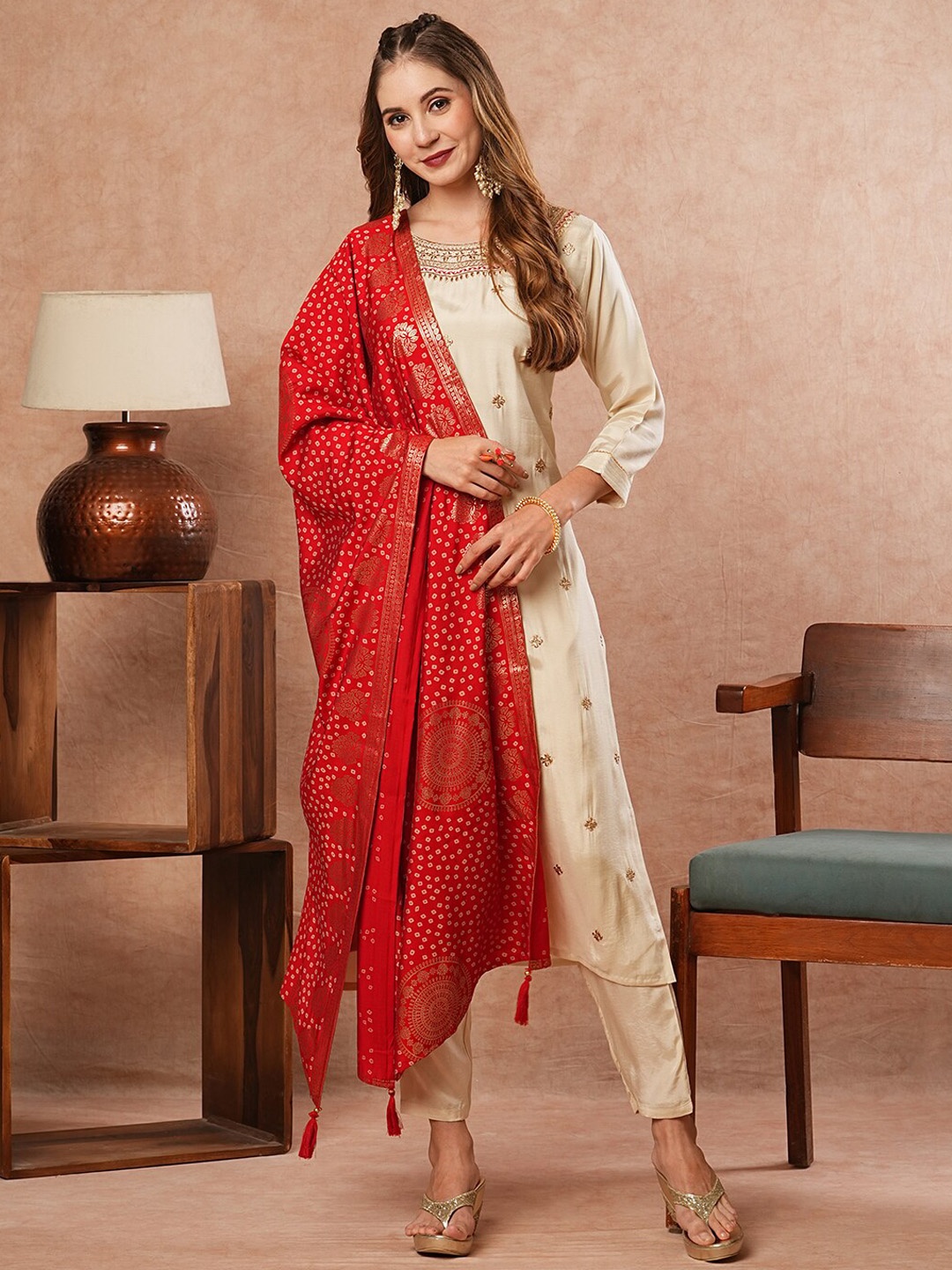 

FASHOR Floral Embroidered Regular Kurta With Trousers & Dupatta, Cream