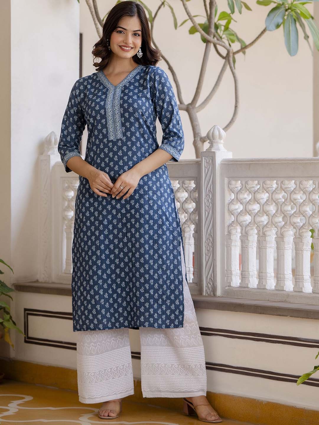 

Nayo Floral Printed V-Neck Cotton Straight Kurta, Blue