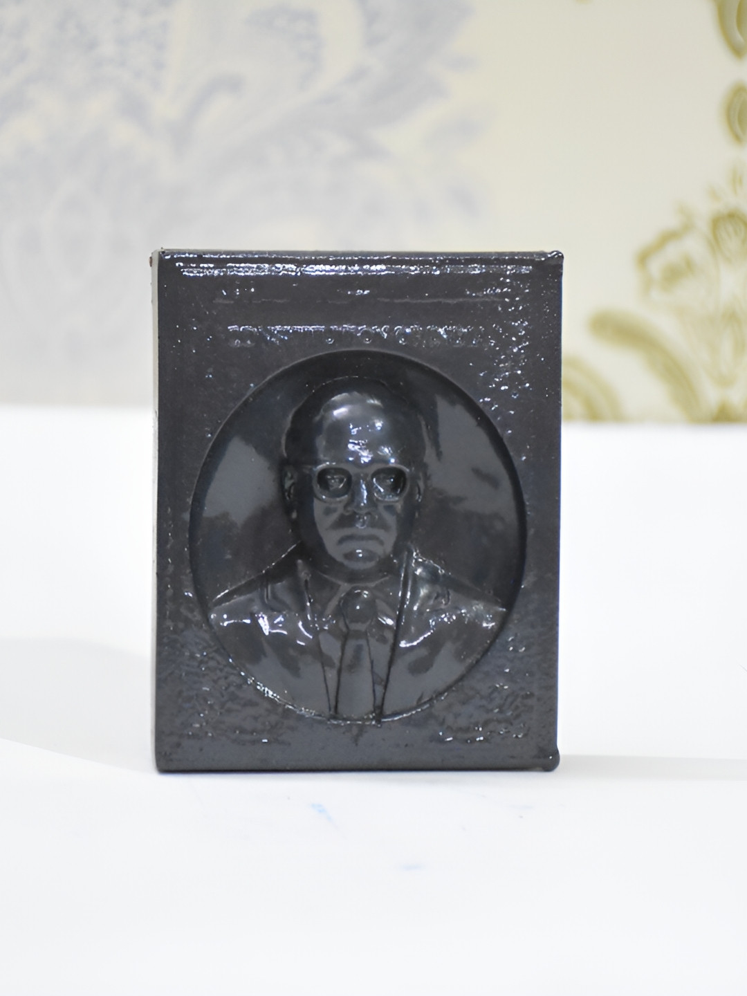 

Vikarafty Black Figurine Showpiece