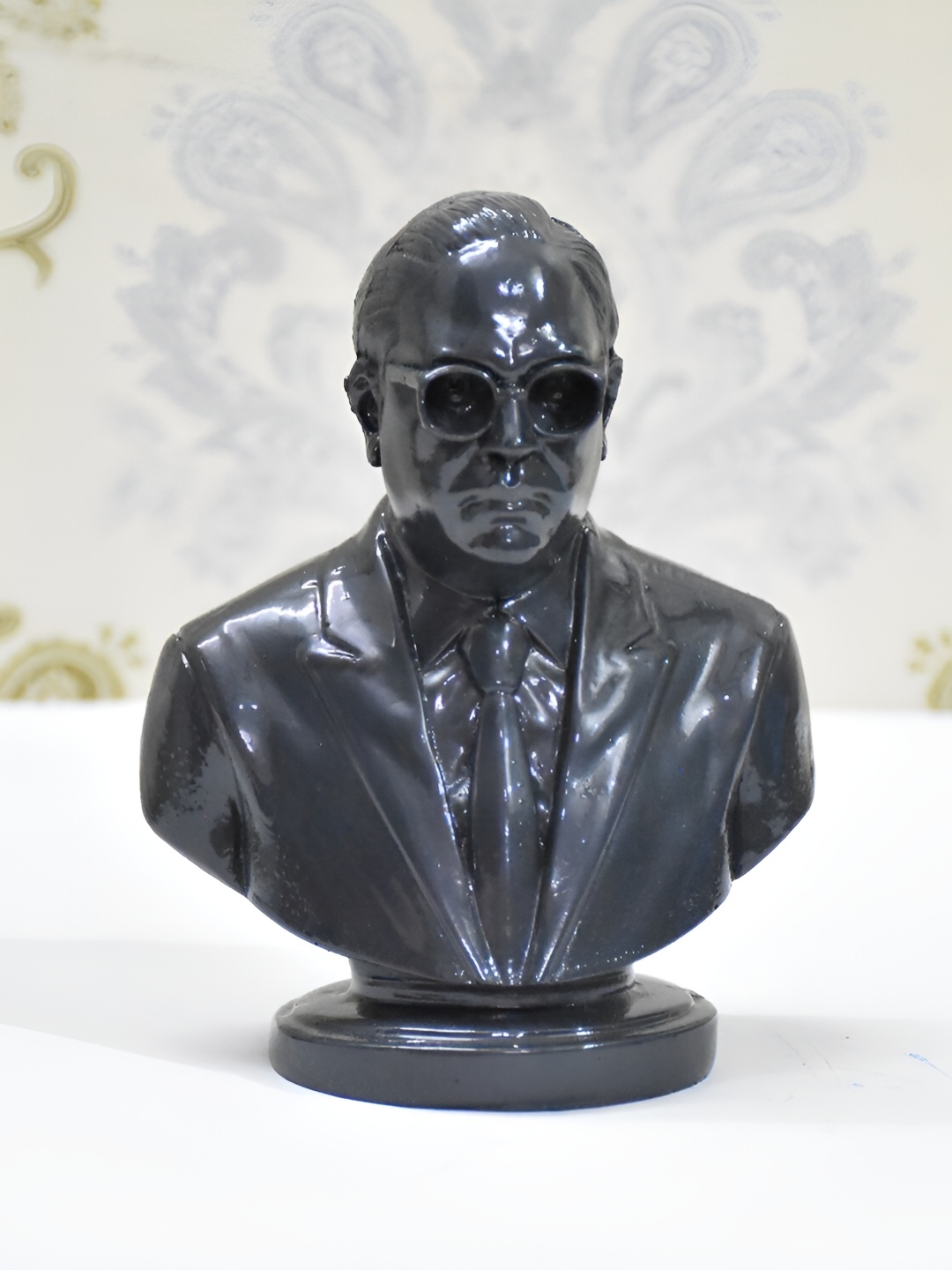 

Vikarafty Black Figurine Showpiece