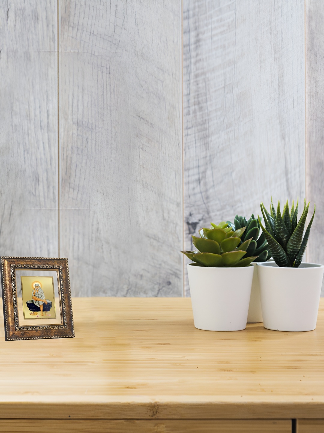 

DIVINITI Gold-Toned & Black Glass Table Photo Frames