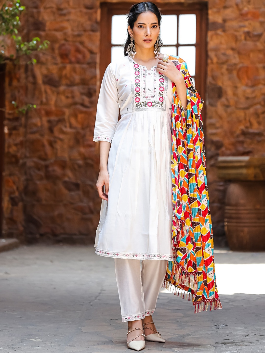 

JAPNAAM White Floral Embroidered Round Neck Chanderi Silk Straight Kurta Set