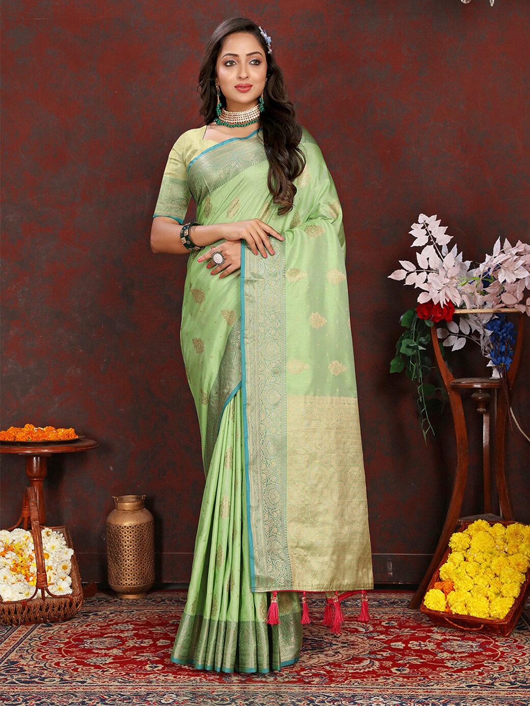 

Lookslady Ethnic Motifs Woven Design Zari Kanjeevaram Saree, Green