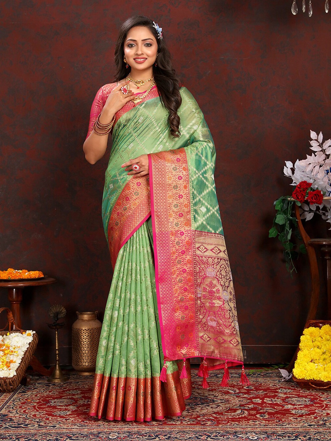 

Lookslady Ethnic Motifs Woven Design Zari Organza Banarasi Saree, Green