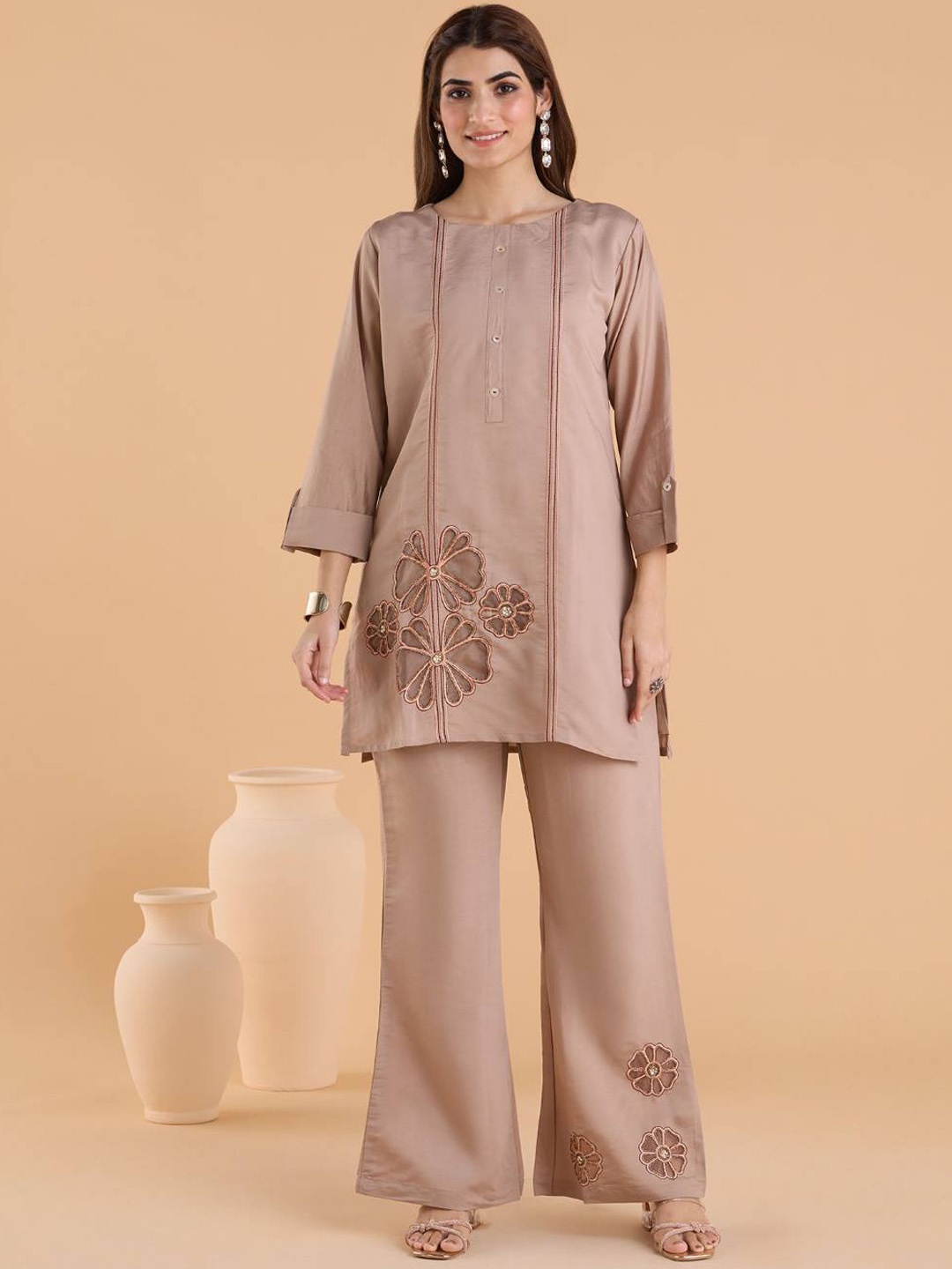 

Varanga Embroidered Round Neck Tunic With Trousers, Beige