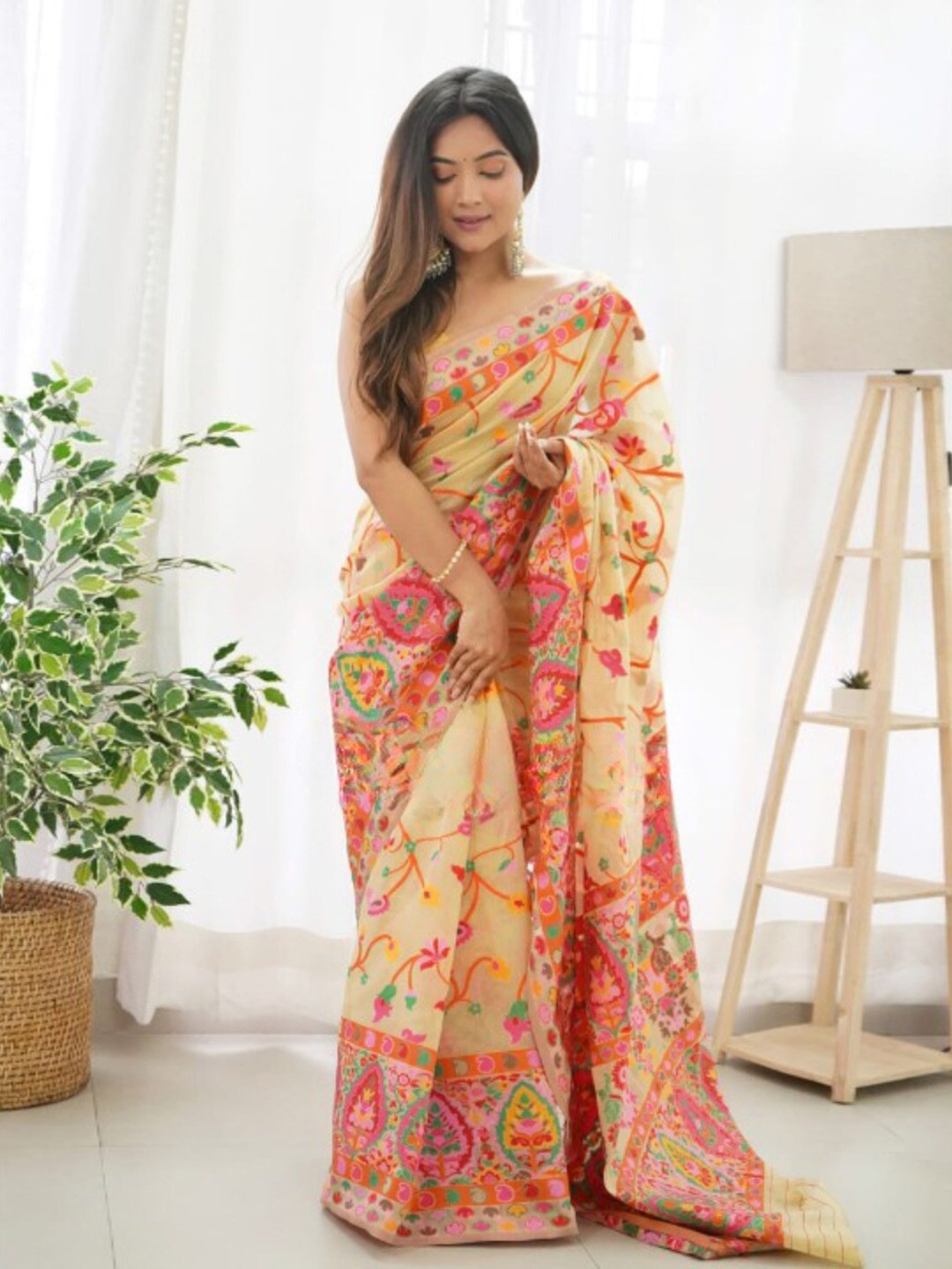 

Flosive Floral Woven Design Art Silk Banarasi Saree, Cream